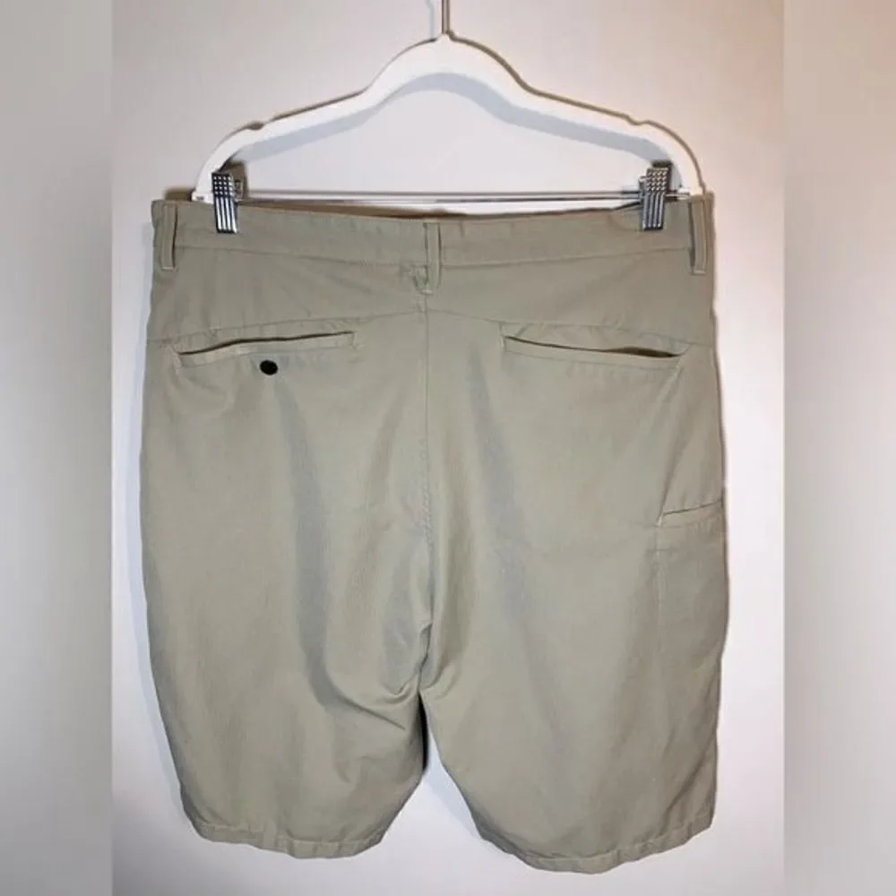 The North Face Khaki Shorts Size 36‎